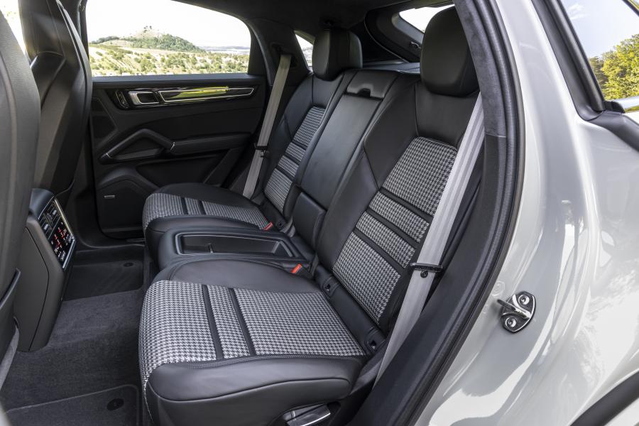 Интерьер Porsche Cayenne GTS Coupe 2020 года  (WW) (фото 27 из 43)